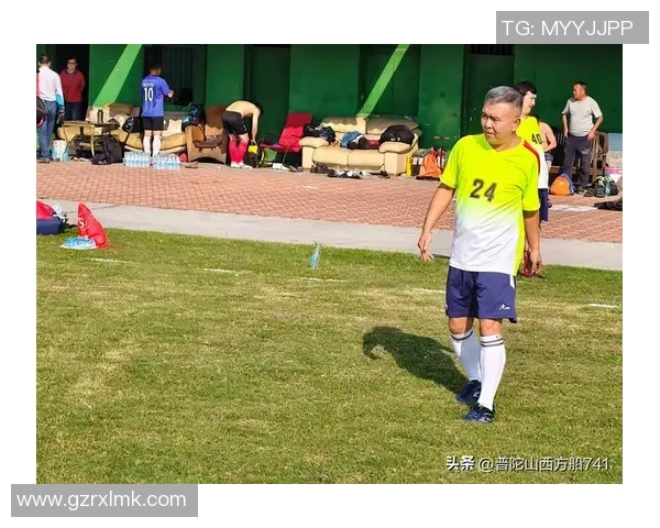 足球球星日常生活大揭秘：从训练场到私人时光，球场之外的真实面貌