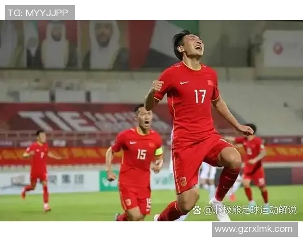 足球球星激情大喊瞬间展现力量与决心点燃赛场激情